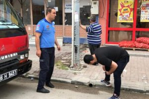 Bursa'da boruya sıkışan kediyi yaşama d&ouml;nd&uuml;rmek i&ccedil;in seferber oldular