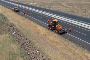&Ccedil;evre dostu 'turuncu adamlar' atık avcılığı yapıyor