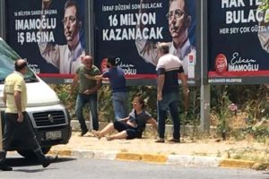 Eşini sokak ortasında bı&ccedil;aklayan adam yakalandı