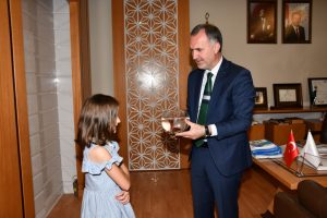 Bursa İneg&ouml;l Belediye Başkanı Taban'dan hayvan dostu &ccedil;ocuklara hediye