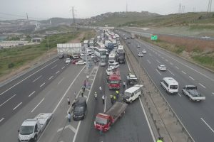 TEM'de zincirleme kaza trafik durdu