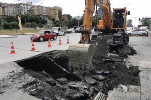 Kağıthane'de yol &ccedil;&ouml;kt&uuml;