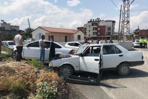 İki otomobil birbirine girdi: 1'i bebek 5 yaralı