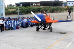 Kendi &uuml;rettikleri u&ccedil;akla mezuniyete geldiler