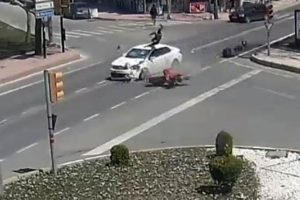 Motosiklet s&uuml;r&uuml;c&uuml;s&uuml;n&uuml;n fırladığı kaza anı kamerada