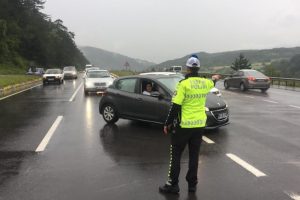 Kuvvetli sağanak D100'&uuml; trafiğe kapattı
