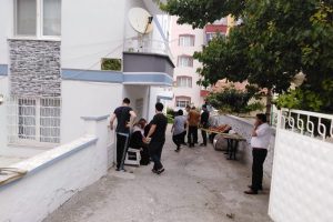 Cam silerken 3'&uuml;nc&uuml; kattan d&uuml;şen kadın &ouml;ld&uuml;