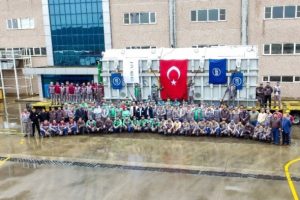 İş&ccedil;iler y&uuml;zde 30 zam isteğinde direnince patron lokavt ilan etti