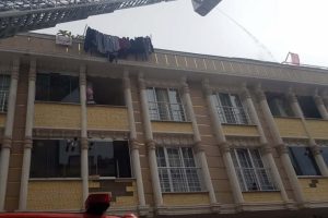 K&uuml;&ccedil;&uuml;k&ccedil;ekmece'de yangın paniği