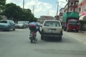 Yakıtı biten motosikletli bakın ne yaptı!
