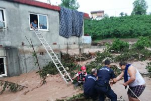 Zonguldak'ta dere taştı, mahsur kalanlar kurtarıldı