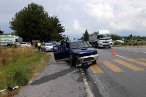 Otomobil ile kamyonet &ccedil;arpıştı! &Ouml;l&uuml; ve yaralılar var