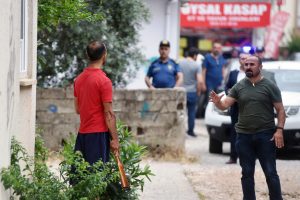 Kovulan iş&ccedil;i, ustabaşını bı&ccedil;akladı, t&uuml;feği &ccedil;enesine dayayıp polise direndi