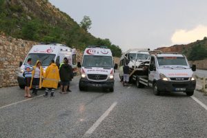 İş&ccedil;ileri taşıyan minib&uuml;s ile TIR &ccedil;arpıştı: 14 yaralı