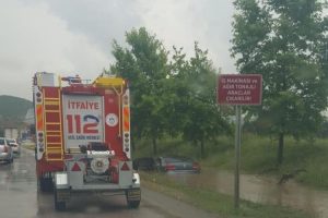 Otomobil su kanalına u&ccedil;tu