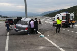 Otomobil bariyere &ccedil;arptı: Yaralılar var