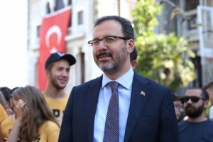 Bakan Kasapoğlu'ndan &Ouml;zkan Baltacı'ya kutlama
