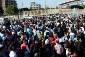 215 g&ouml;&ccedil;men &uuml;lkelerine g&ouml;nderildi