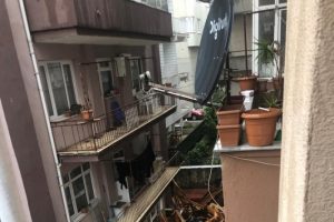 Fırtınada apartmanın &ccedil;atısı u&ccedil;tu