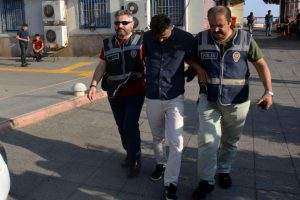 Aranan hırsız, mahallede gezerken yakalandı
