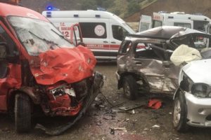 Yolcu minib&uuml;s&uuml; ile jeep &ccedil;arpıştı! 13 yaralı