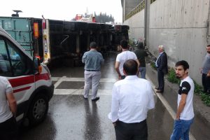 Kontrolden &ccedil;ıkan TIR devrildi, yol ulaşıma kapandı