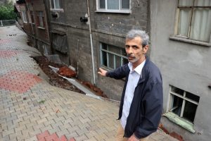 İstinat duvarı &ccedil;&ouml;kt&uuml;, 23 hane boşaltıldı