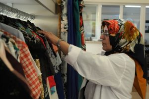 Bursa'da ihtiya&ccedil; sahiplerine 'Giymiyorsanız Giydirin' at&ouml;lyesiyle destek oluyorlar