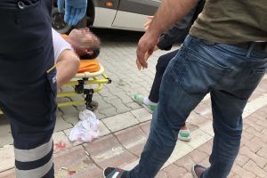 Oğlunun yediği trafik cezasına sinirlenen baba ortalığı birbirine kattı