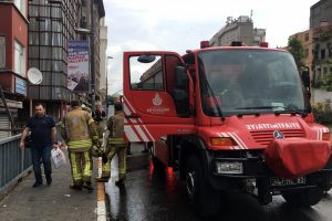 3 kadın yangında mahsur kaldı
