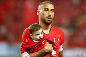 Cenk Tosun kapışması!