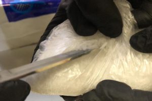İranlının elindeki poşetten 3 kilo uyuşturucu &ccedil;ıktı