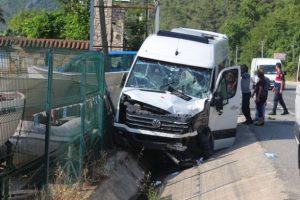 Turistleri taşıyan minib&uuml;s&uuml; kaza yaptı: 17 yaralı