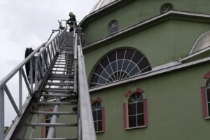 Cami kubbesinde sıkışan leyleği itfaiye kurtardı