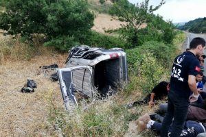 Ka&ccedil;ak g&ouml;&ccedil;men taşıyan kamyonet devrildi: 11 yaralı