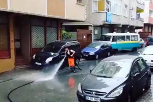 Sokakları dans ederek temizliyor