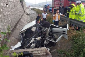Su kanalına giren otomobil 85 metre s&uuml;r&uuml;klendi