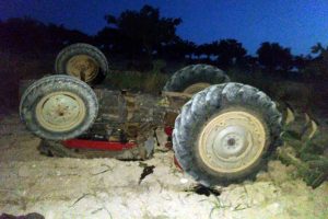 Devrilen trakt&ouml;r&uuml;n altında kalan s&uuml;r&uuml;c&uuml; &ouml;ld&uuml;