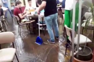 Su basan kıraathanede okey oynamaya devam ettiler