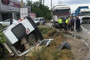 Bursa'da TIR'ın &ccedil;arptığı servis minib&uuml;s&uuml; dereye yuvarlandı