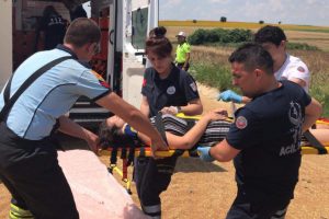 Edirne'de minib&uuml;s trakt&ouml;re &ccedil;arptı: 6 yaralı