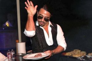 Nusret'in restoranına gitmek isteyenler 20 bin TL'yi g&ouml;zden &ccedil;ıkardı