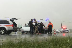 TIR'la &ccedil;arpışan aracın s&uuml;r&uuml;c&uuml;s&uuml; &ouml;ld&uuml;, eşi yaralı