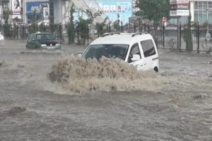 Sağanak yağış hayatı olumsuz etkiledi