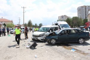 Hafif ticari ara&ccedil;la otomobil kafa kafaya &ccedil;arpıştı