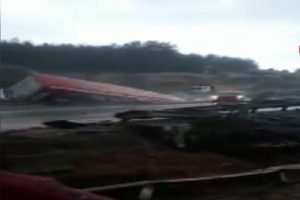 TIR, &ccedil;arptığı otomobille birlikte k&ouml;pr&uuml;den u&ccedil;tu