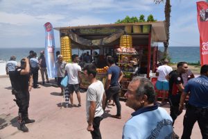 Zabıtanın s&ouml;z&uuml;ne kızdı, d&ouml;ner bı&ccedil;ağı ile saldırdı