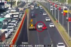 Makas atan s&uuml;r&uuml;c&uuml; mobese kameralarına yakalandı