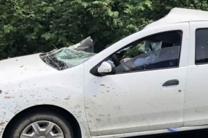 İş makinesi otomobile &ccedil;arptı! 1 &ouml;l&uuml;