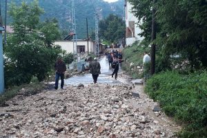 Silifke'de sağanak, sele yol a&ccedil;tı